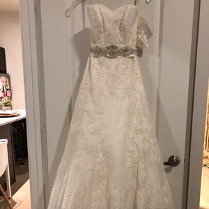 Maggie Sottero Wedding Gown, new. Veil included